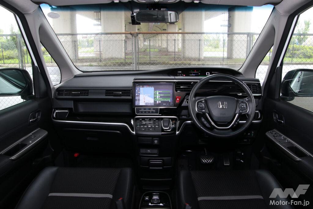 ピアノブラック調インパネミドルパッドなどで質感が高められた運転席まわり