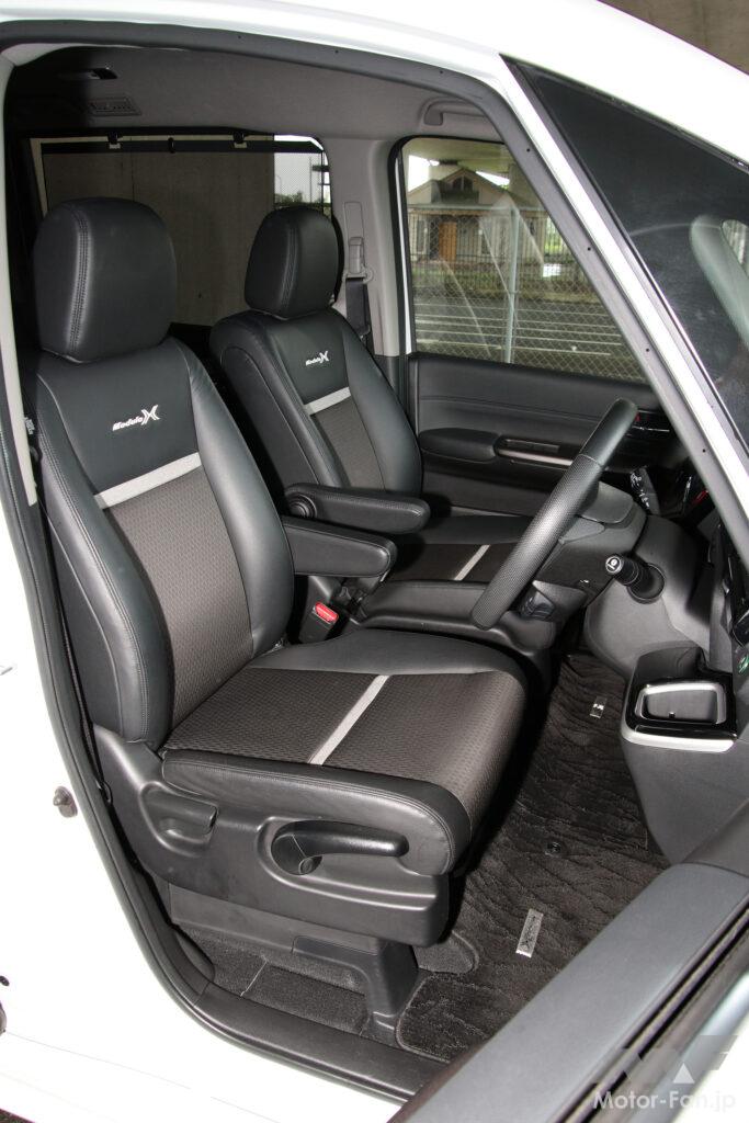 1列目シートは若干小さく、サイドサポートも低く平板。滑りやすい表皮もフィット感の低さを助長している