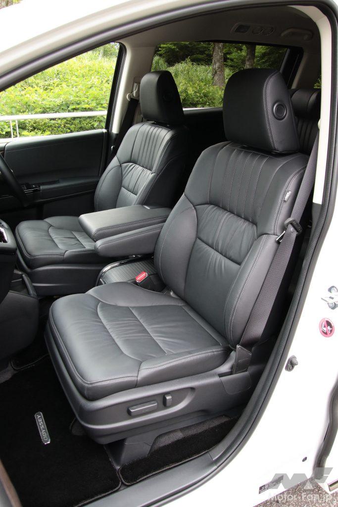 1列目シートは座面こそ充分なサイズがありフィット感は良好だが背もたれが小ぶりで肩まわりのサポート性に乏しい