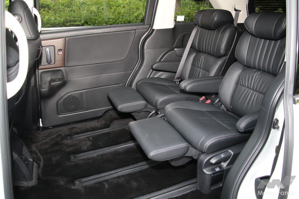 2列目プレミアムクレードルシート。写真は3列目を格納し最後部までスライドした状態