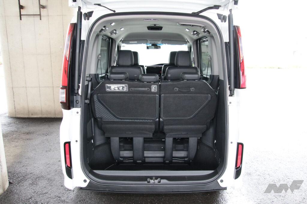 3列目使用時の荷室。奥行き×幅×高さは42×120×146cm（いずれも筆者実測）