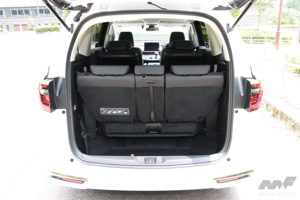 3列目使用時の荷室。開口部は幅1160mm、高さ1030mm、地上高525mm(メーカー公表値)