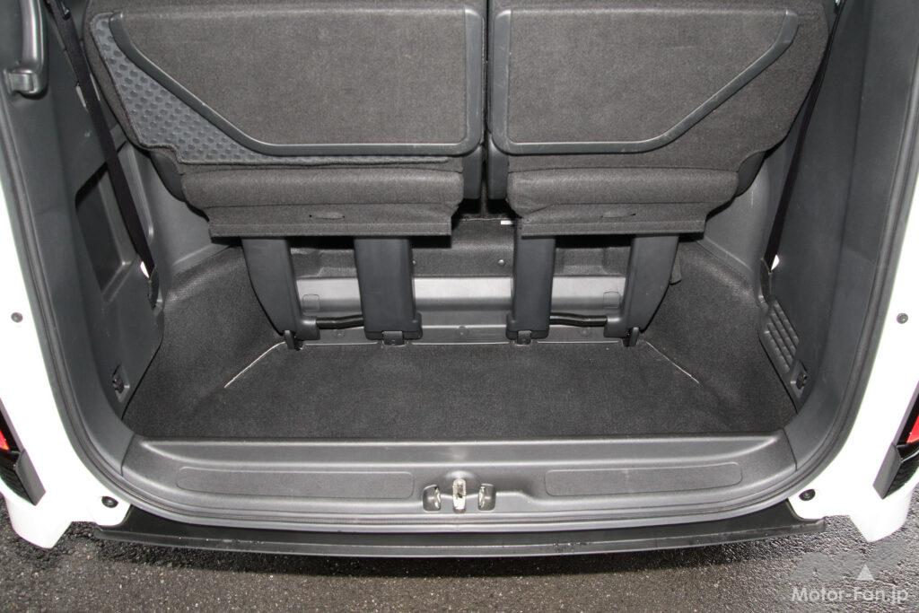 3列目使用時に出現するラゲッジアンダースペース。深さは23cm（筆者実測）