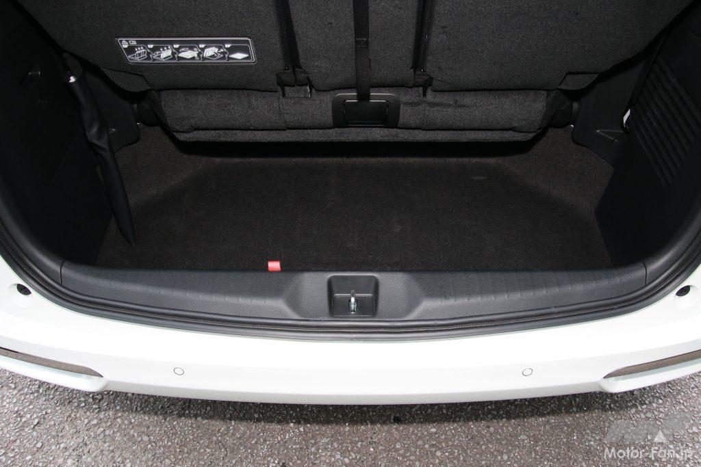 3列目使用時の荷室底部。奥行きは57cm(筆者実測)、容量は330L(メーカー公表値)