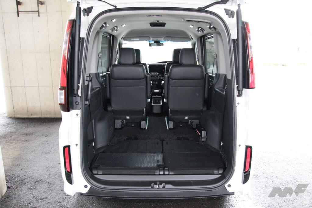 3列目格納時・2列目使用時の荷室。奥行きは119cm（筆者実測）