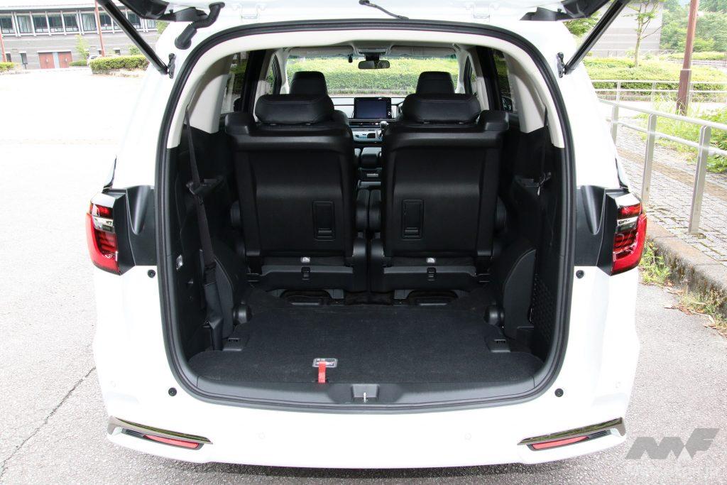 3列目格納時・2列目最後端セット時の荷室。奥行きは82cm(筆者実測)