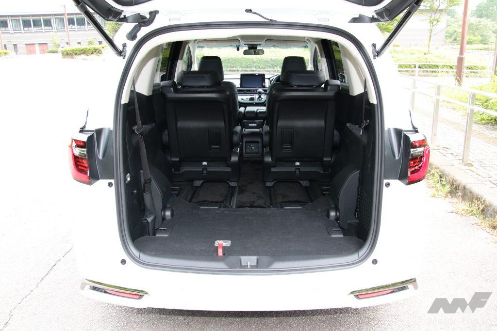 3列目格納時・2列目最前端セット時の荷室。奥行きは144cm(筆者実測)