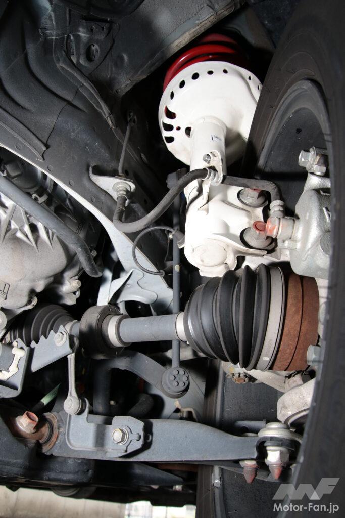 フロントサスペンションはストラット式。白のダンパーと赤のスプリングがモデューロサスペンションの証