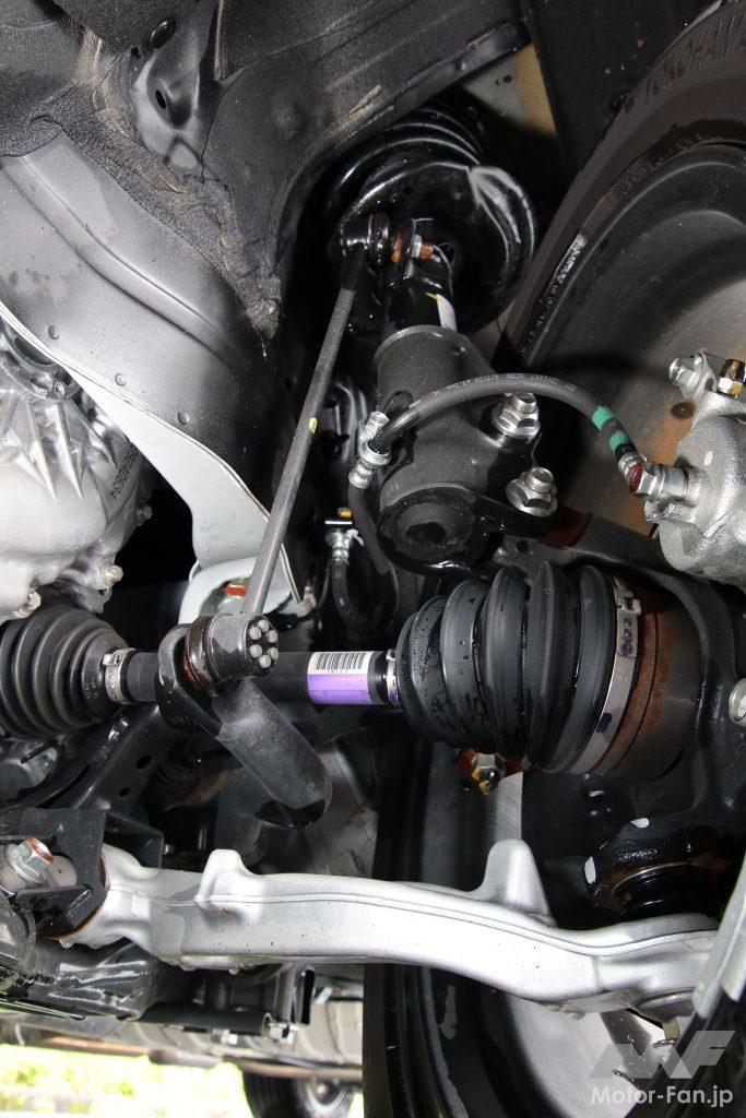 フロントサスペンションはストラット式。ZFザックス社製の振幅感応式ダンパーを装着する