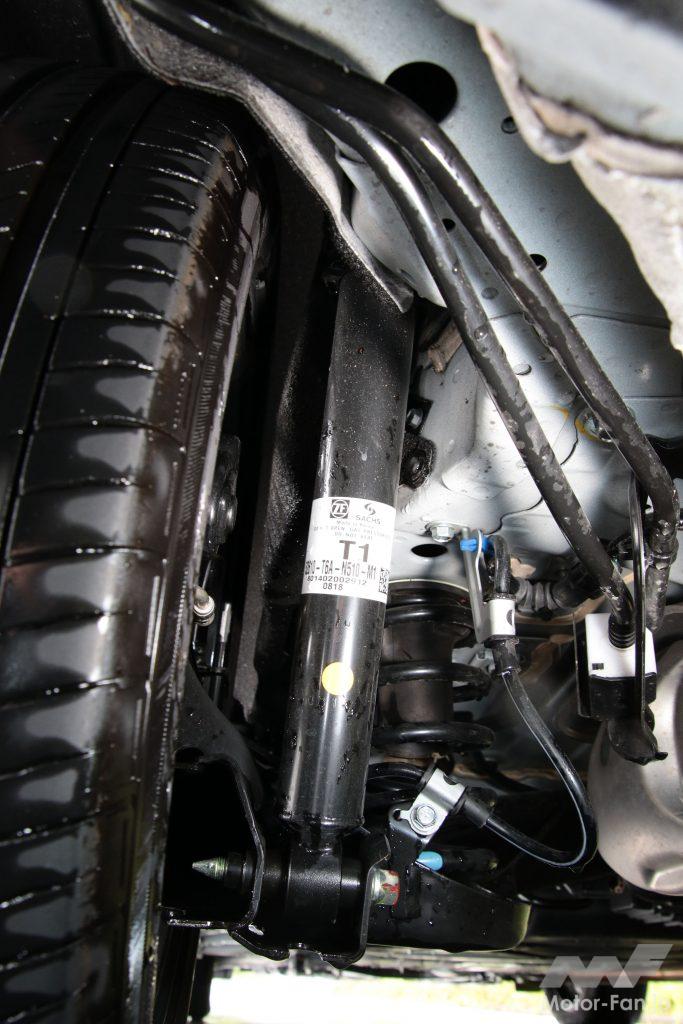 FF車のリヤサスペンションはトーションビーム式。4WD車はド・ディオン式