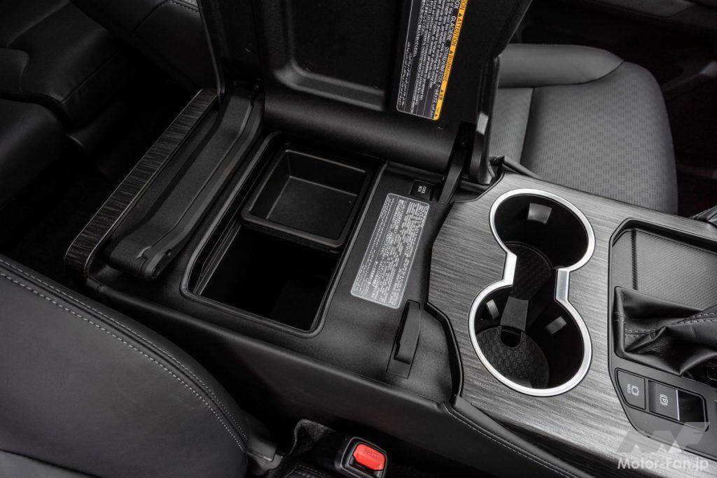 トヨタ ランドクルーザー GR SPORTのセンターコンソールボックス