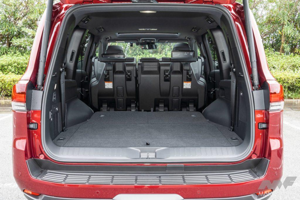 トヨタ ランドクルーザー GR SPORTの荷室（2＋3列目席格納時）