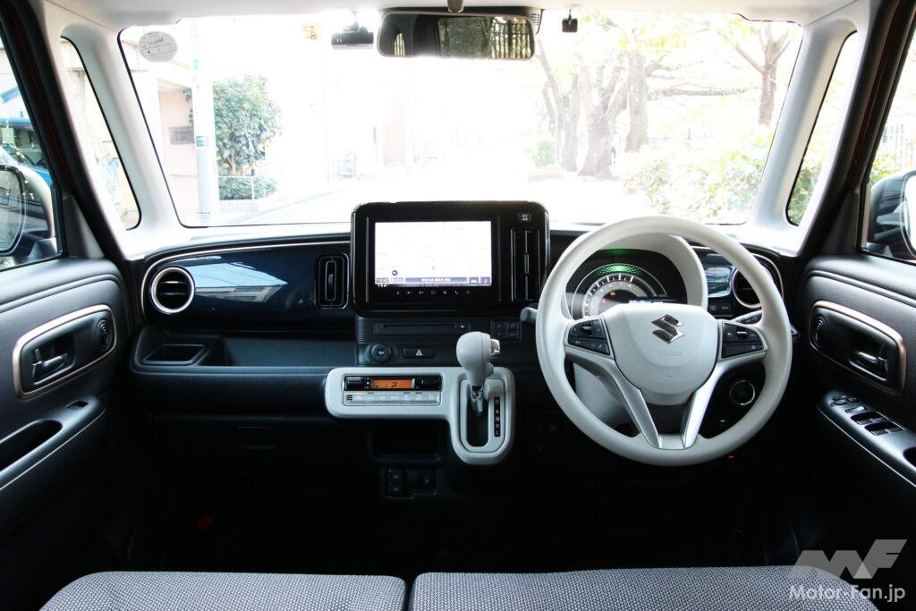 運転席まわりの質感は高いものの閉塞感はやや強め