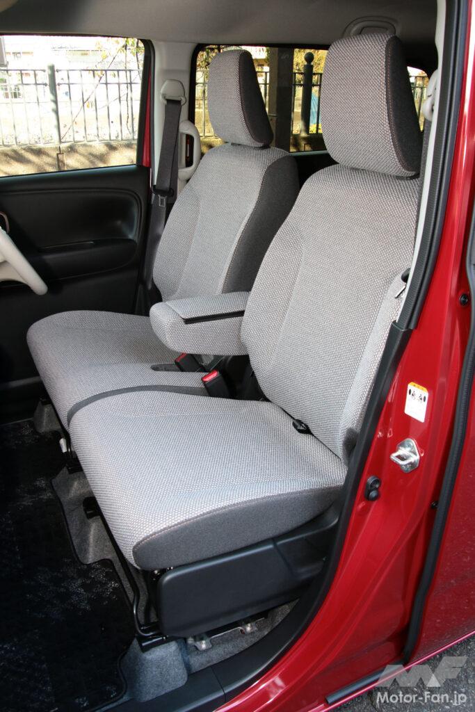 フロントシートはサイズこそ小さいがフィット感は上々
