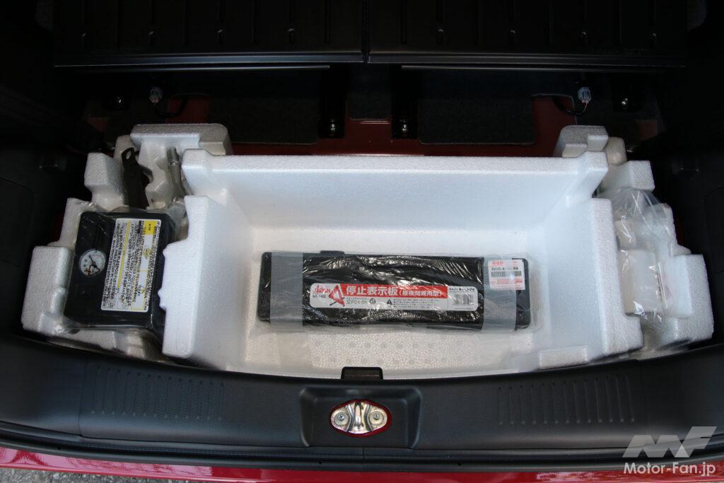 荷室床下のラゲッジアンダーボックス。奥行き×幅×深さ＝27×50.5×21cm（筆者実測）