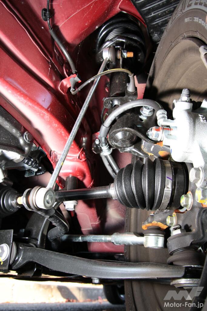 フロントサスペンションはストラット式