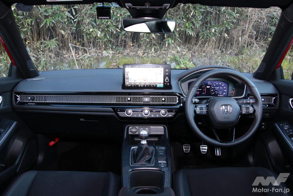 ハニカムグリルが横一線に配置された運転席まわり。EXグレードのメーターは10.2インチ液晶パネルを用いたフルデジタル式