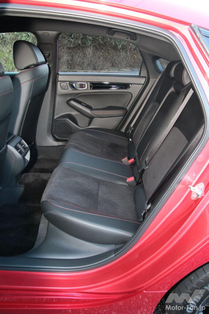後席も座面が小ぶりなうえ足先が前席の下に入りにくい。座面長は52cm、背もたれ高は69～73～76cm、ニールームは80cm、ヘッドルームは86cm（筆者実測）