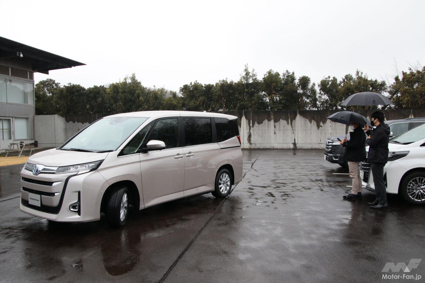 「アドバンストパーク（リモート機能付）」を用いた車庫入れの様子。車内には運転席を含めて誰もいない