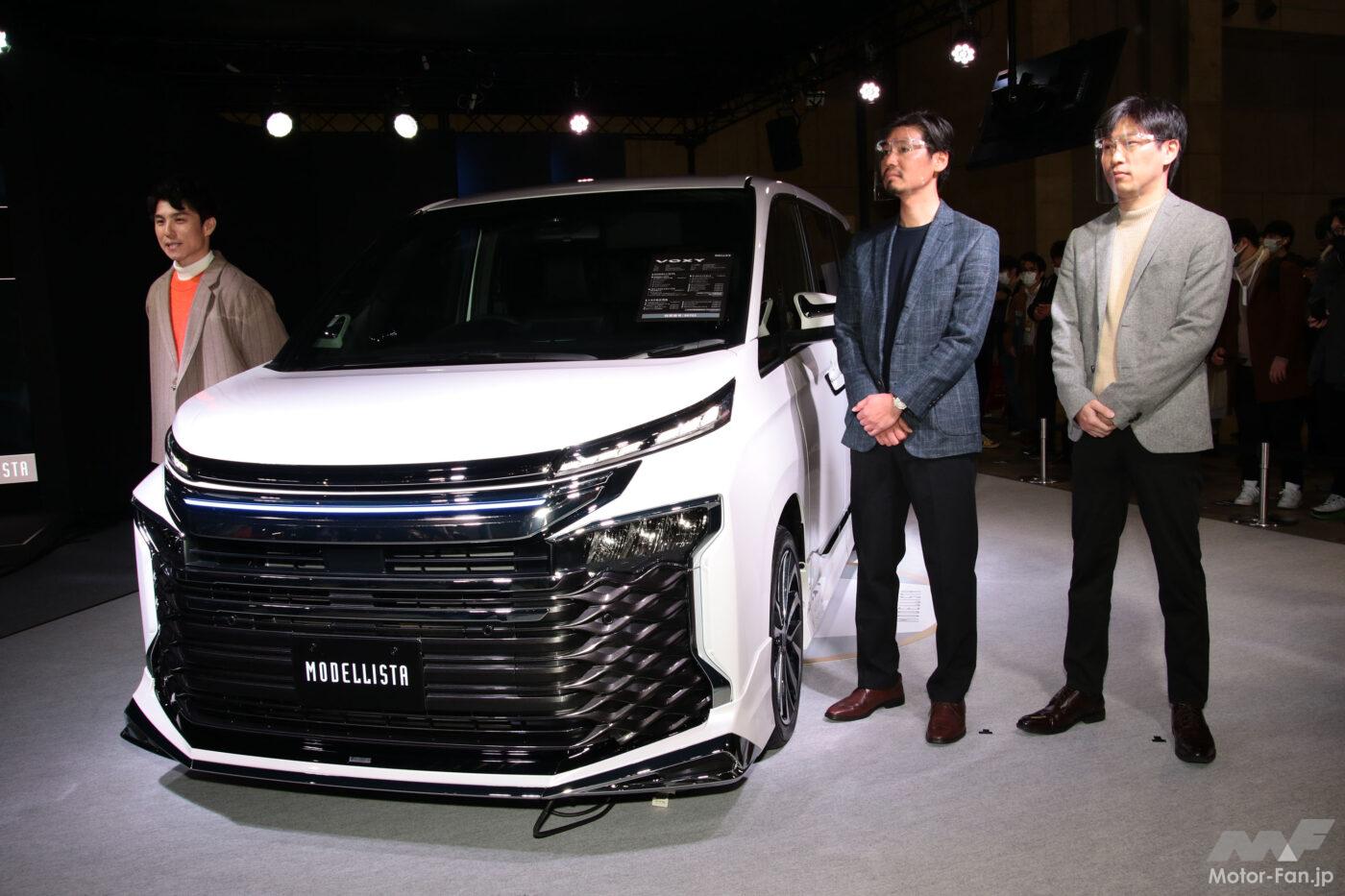 新型トヨタ・ヴォクシー モデリスタと俳優の中尾明慶さん（左）、TCDの本山大輔さん（中央）、古長力さん（右）