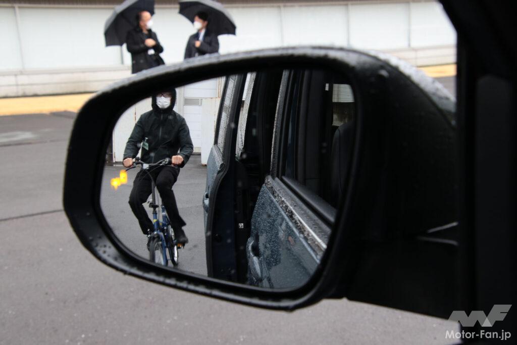 「安心降車アシスト(ドアオープン制御付)」によるドアミラーインジケーター点滅の様子