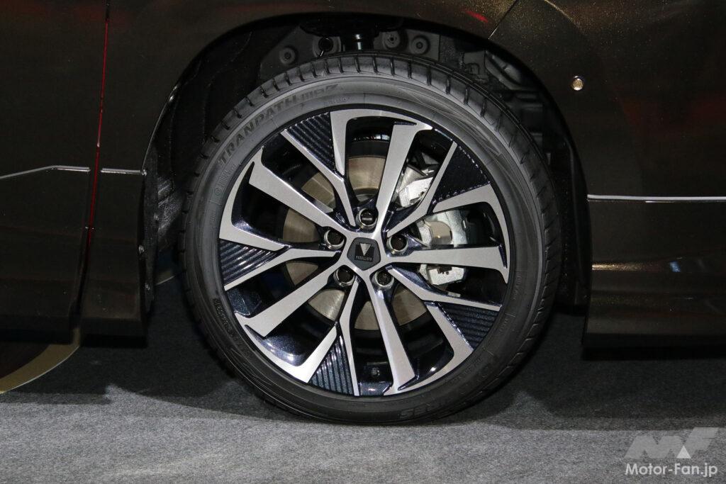 釣り針をモチーフとしたデザインが個性的な「18インチアルミホイール＆タイヤセット」