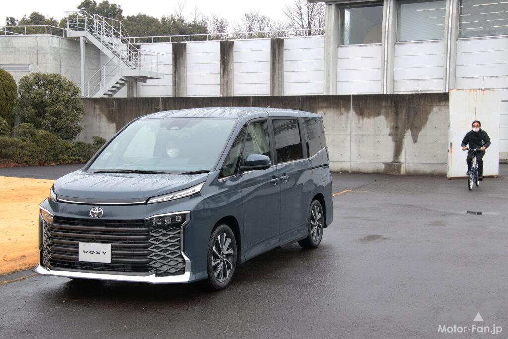 「安心降車アシスト(ドアオープン制御付)」の作動デモ。自転車はこの位置からヴォクシーに接近し始め、それと同時にドアオープン操作を実行した