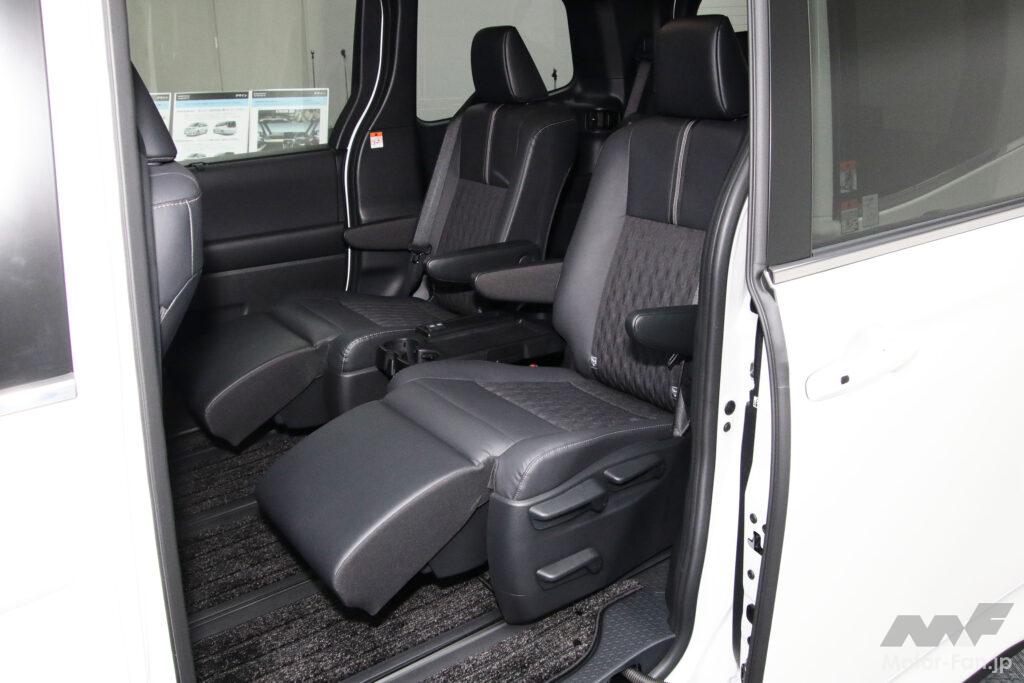 2列目キャプテンシート。写真は最後端にセットした状態