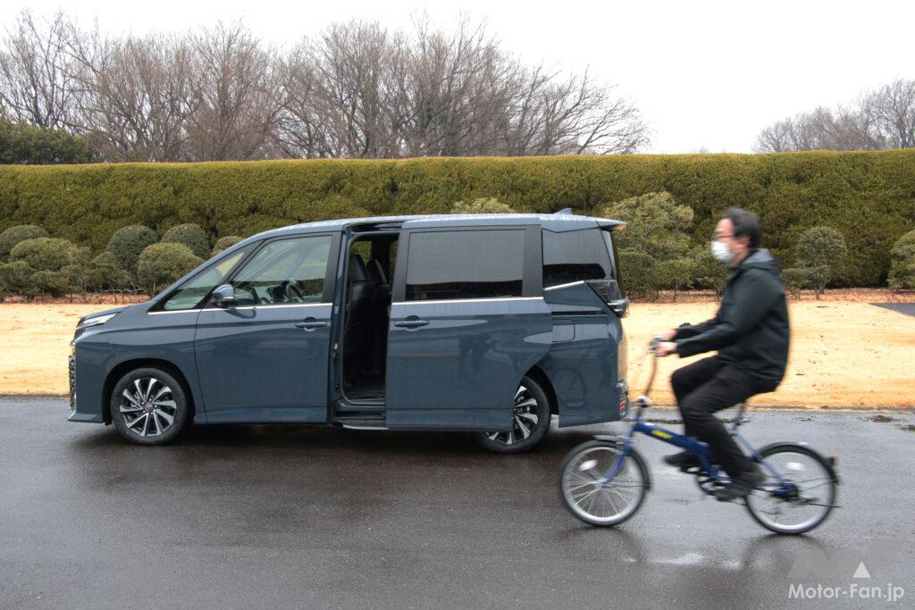 自転車が約1m以上離れた場所を走行するとスライドドアのオープン操作は中断されない