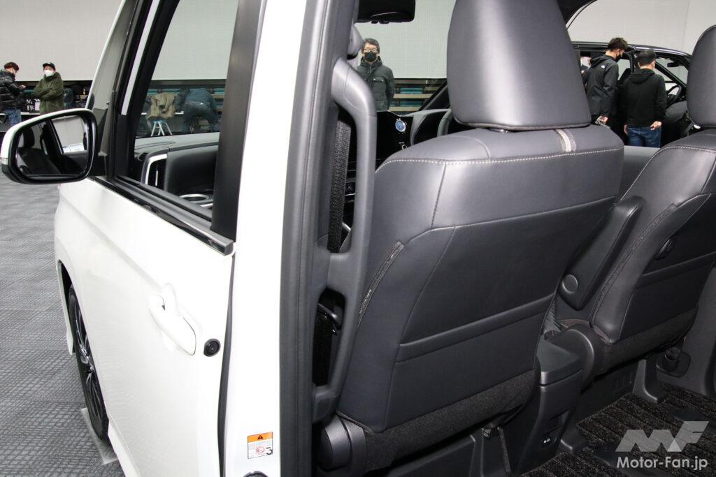 左右Bピラーに標準装備されるロングアシストグリップ