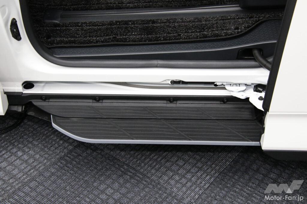 パワースライドドアの開閉に連動して機械的に展開・格納される「ユニバーサルステップ」