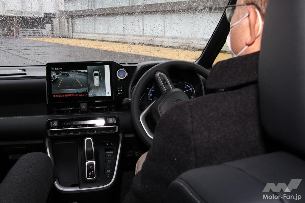 「アドバンストパーク」の作動デモ。自動でのステアリング操作は人間よりも早いほど