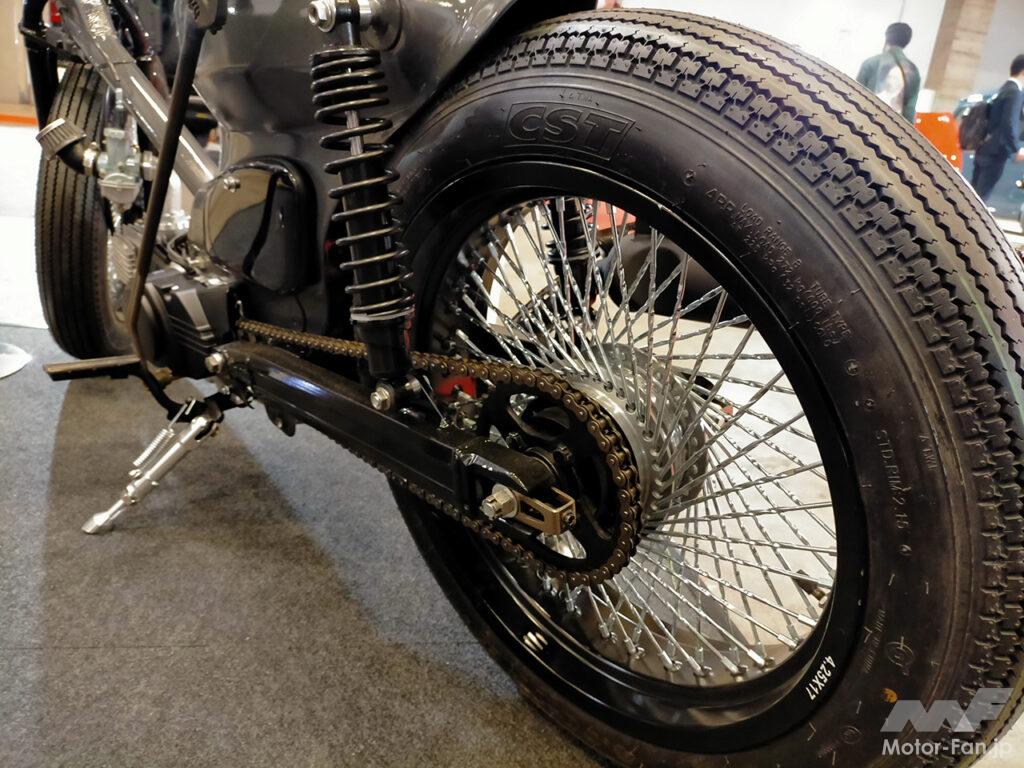 ファットタイヤ＆スプリンガーフォーク仕様のチョッパー風カブ