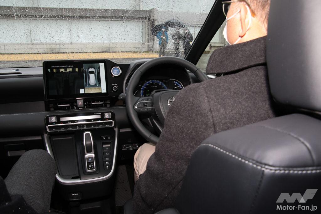 自動で「P」レンジに入り「アドバンストパーク」が終了した直後。駐車スペース中央にきれいに収まっていることが、ディスプレイのパノラミックビューモニター表示からも分かる