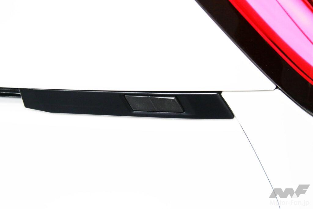 「パワーバックドア」の開閉スイッチ。前側がクローズ、後側がオープン