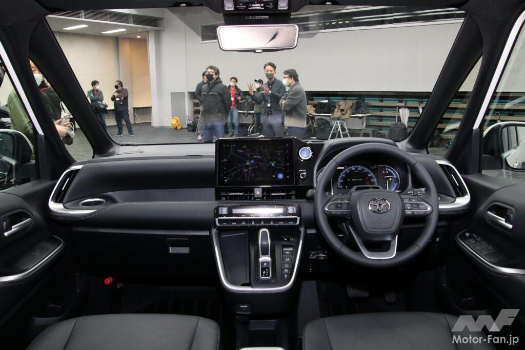 Aピラーが細くなり視界が拡大された運転席まわり。写真はノアS-Z(ハイブリッド車)。ハイブリッド車はパノラミックビューモニター+パーキングサポートブレーキ(後方歩行者)を装着すると、シフトレバーが電気式となる