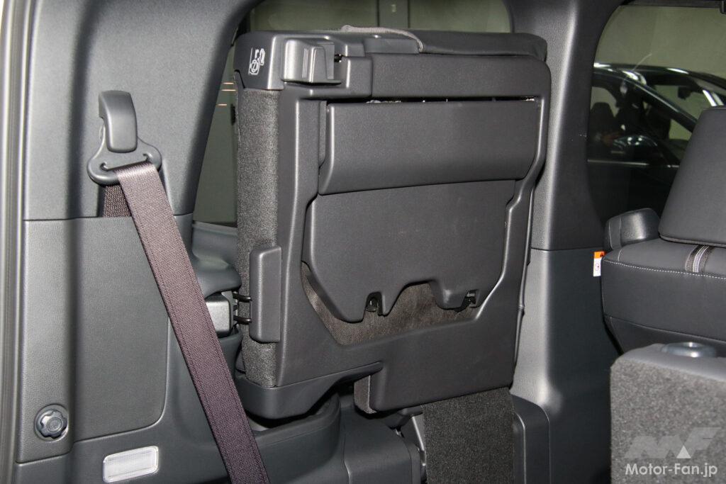3列目シートをワンタッチで跳ね上げて格納した状態。ロック機構と解除ボタンはDピラー中央付近に備わる