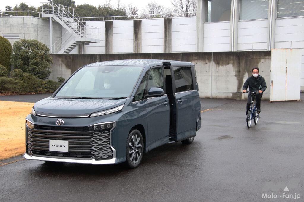 「安心降車アシスト(ドアオープン制御付)」の作動デモ。自転車がここまで接近した時点でスライドドアは開くのを中断している