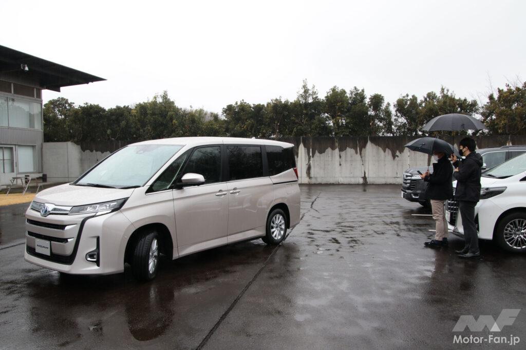 「アドバンストパーク(リモート機能付)」を用いた車庫入れの様子。車内には運転席を含めて誰もいない