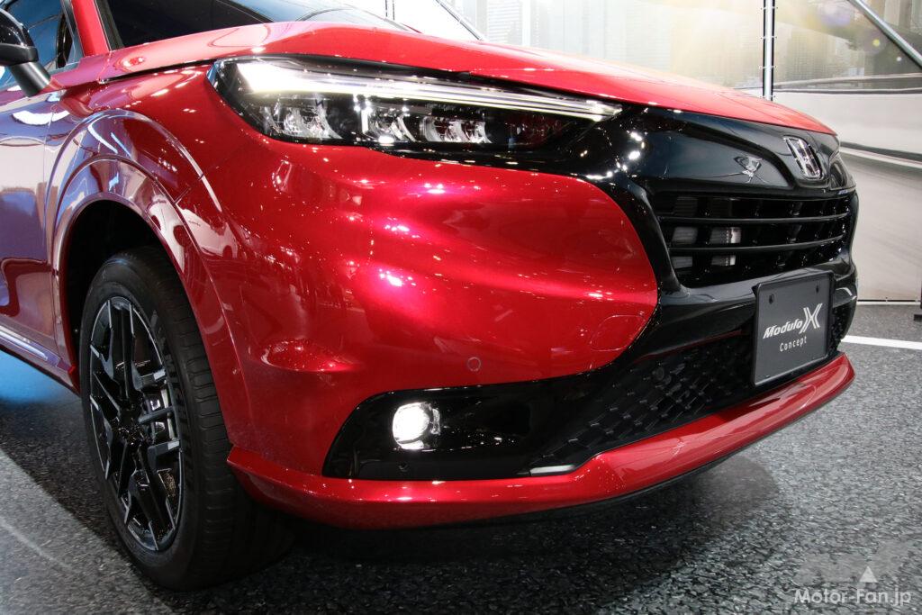 “実効空力”に基づいてグリルやバンパー前面の形状が決定されたフロントマスク。従来のモデューロXは“らしさ”やスポーティさを主眼に置いたデザインだった。バンパー側面のカナード形状は「エアロフィン」。ホイールハウスから発生する乱流を抑えて旋回性能を高める