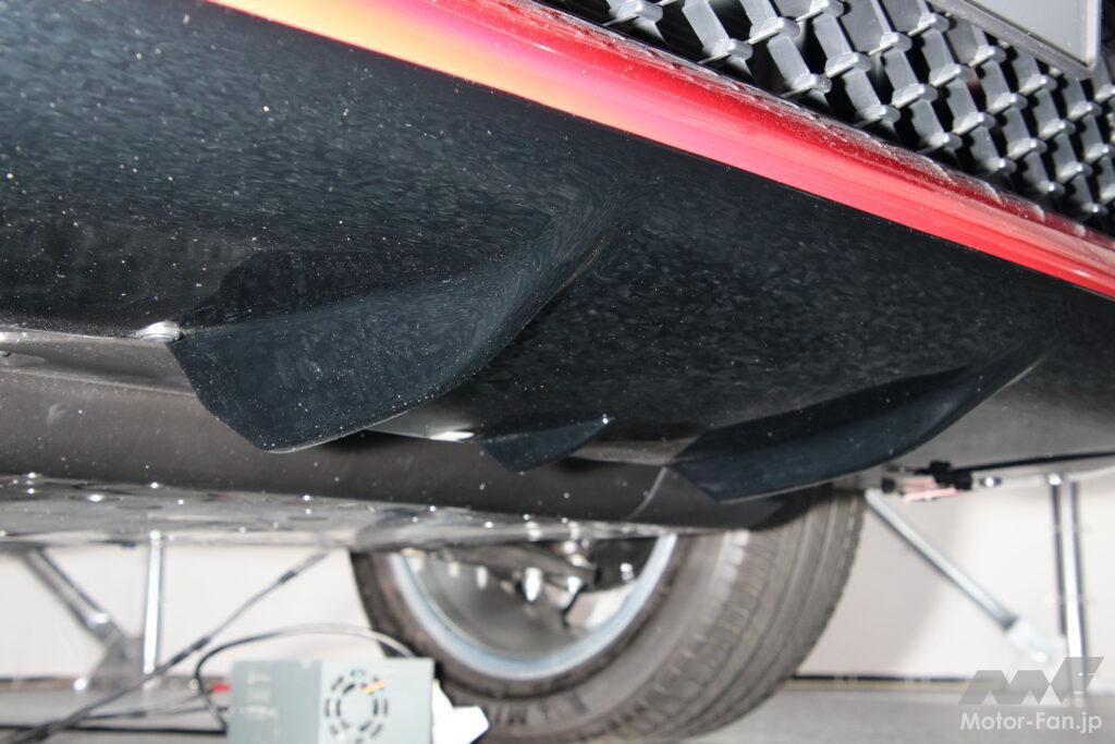 フロントバンパー中央下側の「エアロスロープ」。車体の下側中央に速い空気の流れを生んで直進性を高める