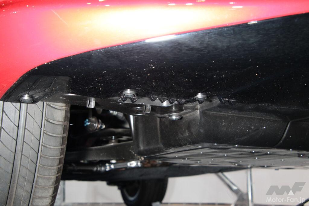 フロントタイヤ前に設けられた「エアロボトムフィン」。ホイールハウス内の空気の流れを整えて内圧を低減する