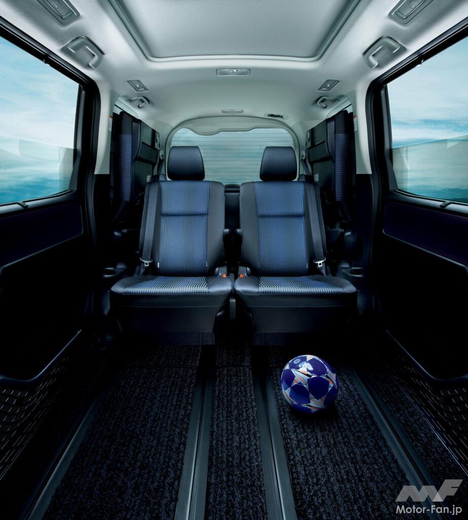 先代ヴォクシーの2列目キャプテンシート。810mmの前後スライドが可能だが最も後方へスライドさせると左右席が隣接する