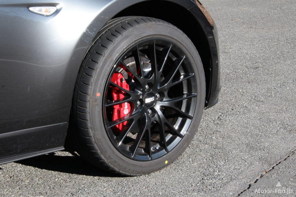 ビルシュタイン製ダンパーを標準装備。テスト車両はオプションのBBS製17インチ鍛造アルミホイールとブレンボ製フロントブレーキキャリパー&&前後大径ローターを装着していた。タイヤは205/45R17 84Wのブリヂストン・ポテンザS001