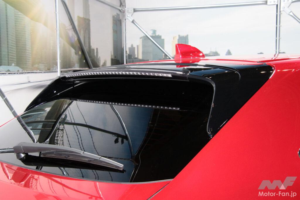 純正アクセサリーとして販売されているテールゲートスポイラーをそのまま装着。ハイマウントストップランプには33個のLEDが用いられている