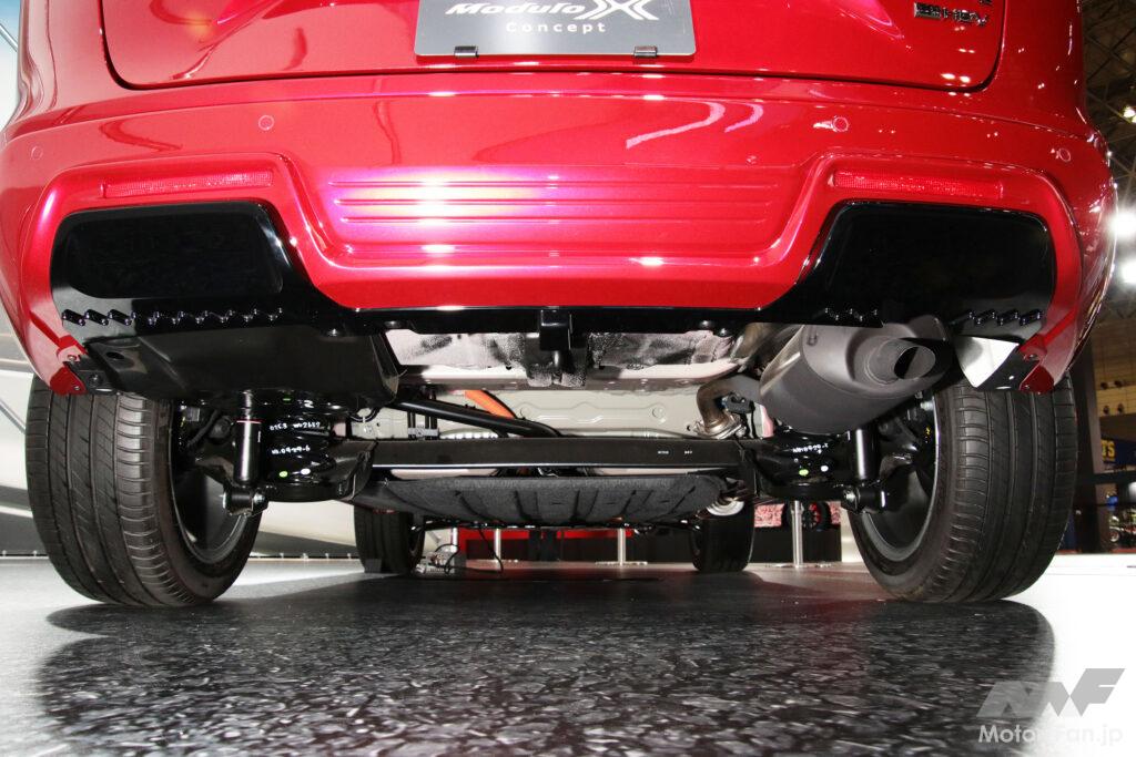 リヤバンパー左右下部に初めて設けられた三角形の凹凸はマフラーの有無に合わせて左右で異なる配置となっている。トーションビーム式リヤサスペンションに取り付けられているスプリング・ダンパーも専用品。展示車両はFF車がベースの模様