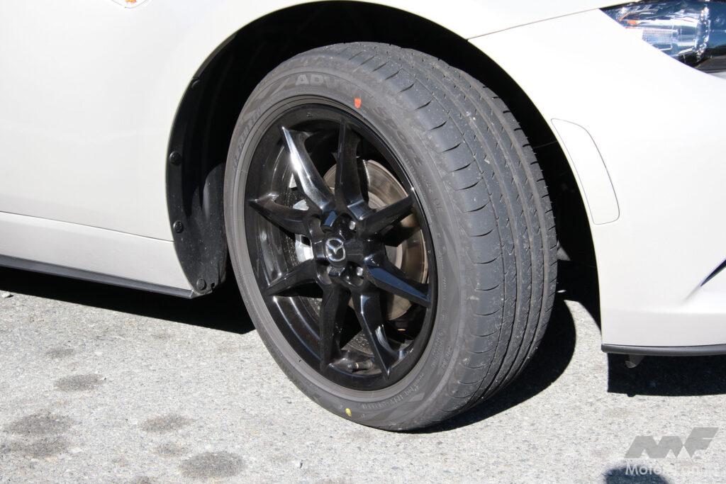 テスト車両は標準装備のブレーキと16インチアルミホイールを装着。タイヤは195/50R16 84Vのヨコハマ・アドバンスポーツV105 OE