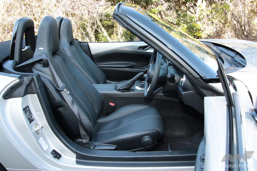 ブラックのレザーシートを標準装備したソフトトップ車Sレザーパッケージの室内