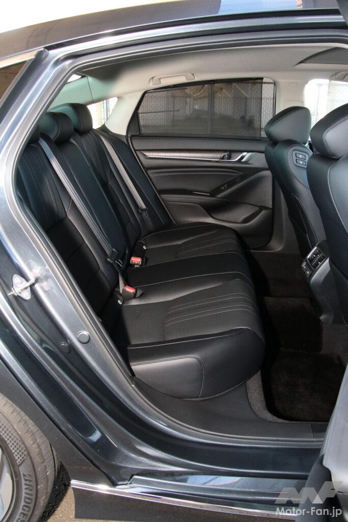 後席は頭上空間こそ乏しいが座り心地は◎。ヘッドルームは90cm、ニールームは87cm（筆者実測）