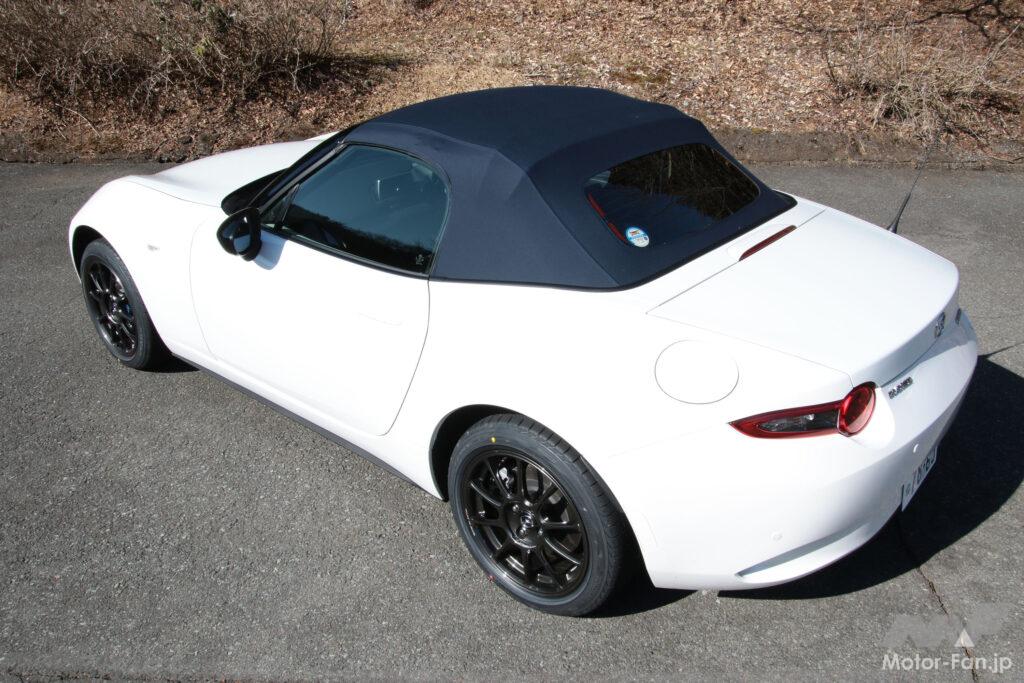 マツダ・ロードスター990S。ダークブルーのクロス製ソフトトップを標準装備する